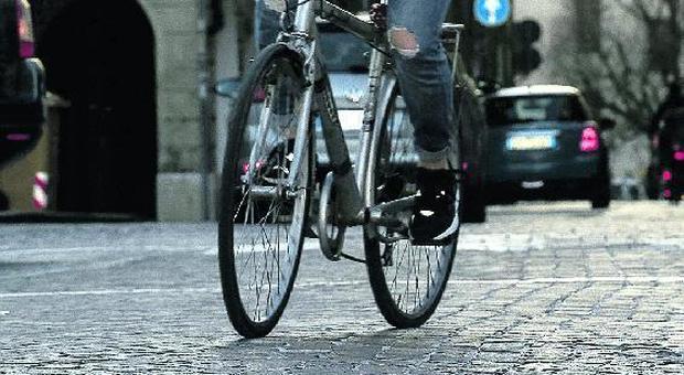 Il porfido in piazza Vittoria a Treviso sta cedendo: pericolo per bus, auto, pedoni e ciclisti