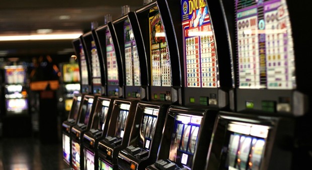 Gioca alle slot machine e le rubano una pochette con 2.800 euro: insegue il ladro e viene aggredita
