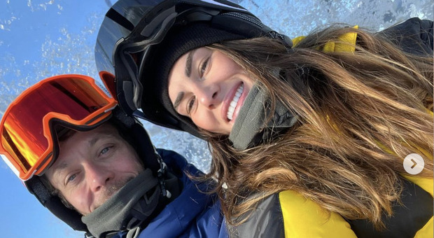 Valentino Rossi, sorrisi e relax sulla neve con la compagna e gli amici: ecco dove