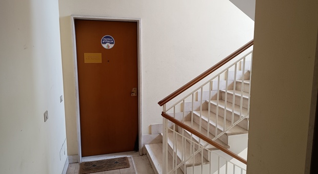 La sede di FdI Rieti, questa mattina (foto Meloccaro), con la porta danneggiata in basso a destra