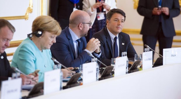 Vertice Ue, Renzi non soddisfatto sui migranti «Non condivido le posizioni di Merkel e Hollande»