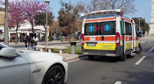L'ambulanza intervenuta su viale dell'Università