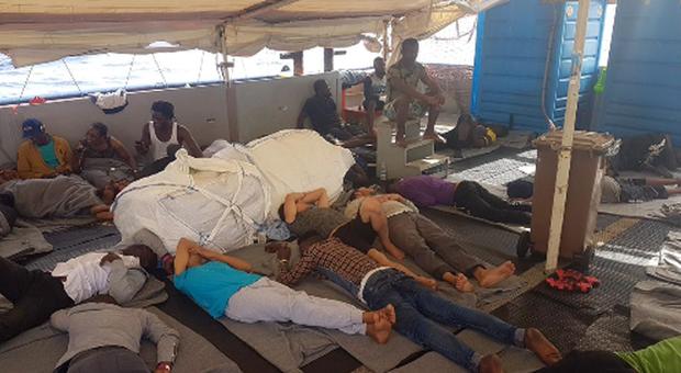 Migranti, autorizzato lo sbarco di 10 persone a Lampedusa dalla Sea Watch: «Necessitano di cure mediche»