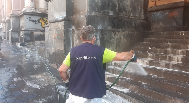 Gli operatori della Napoli Servizi in azione