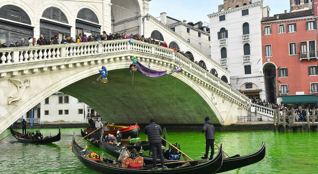 Venezia. Blitz al ponte di Rialto, altri due fogli di via per gli ecovandali