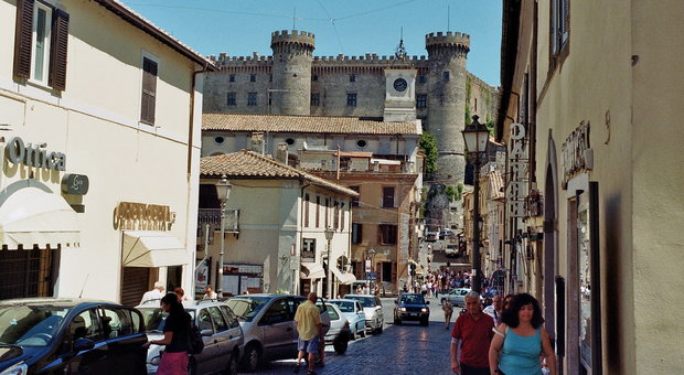 Una strada nel Centro di Bracciano con il castello sullo sfondo