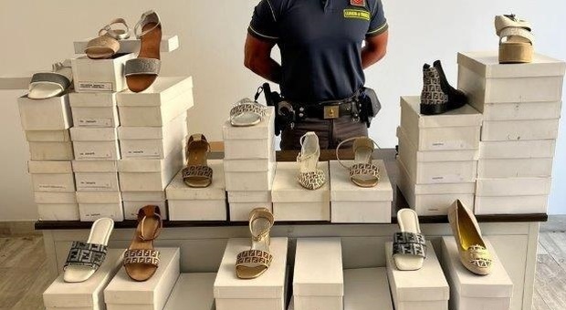 Fendi e Gucci a prezzi stracciati: ma le griffe delle scarpe sono fasulle: sequestro al mercato di Civitanova