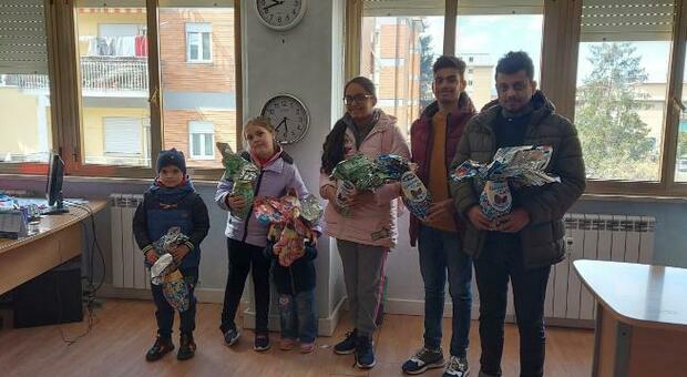 Donazione di uova di Pasqua e gadget giocattolo ai bambini nei centri di accoglienza straordinari della prefettura