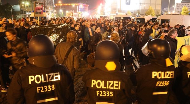 Germania, in centinaia scendono in piazza contro la destra a Colonia e Francoforte