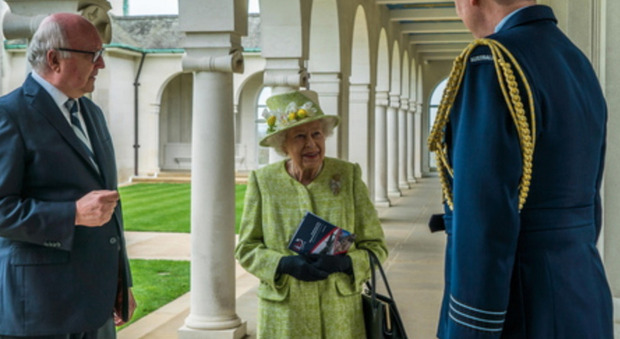 La regina Elisabetta torna in pubblico con un total look verde lime. Ecco perché ha scelto questo colore