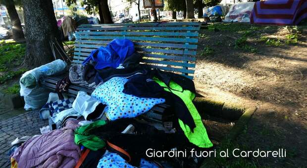 Napoli, il rifugio dei senzatetto davanti all'ospedale Cardarelli