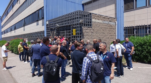 Sindacalisti e lavoratori davanti ad Acciaierie d'Italia