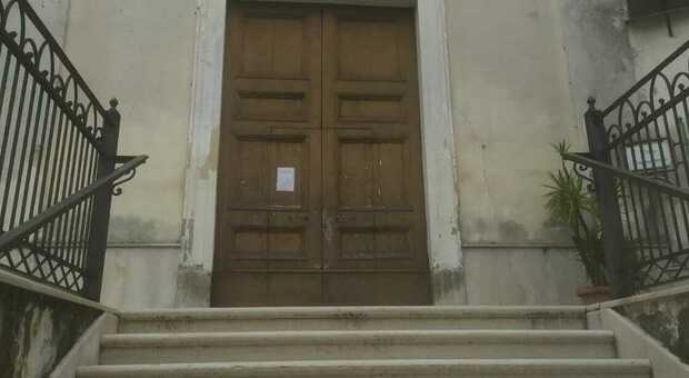 L'entrata della chiesa di San Tommaso, a Paolisi