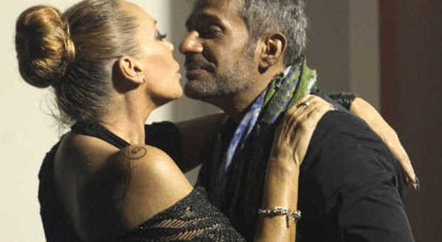 Barbara De Rossi ritrova l'amore Baci fuori dal camerino con Simone