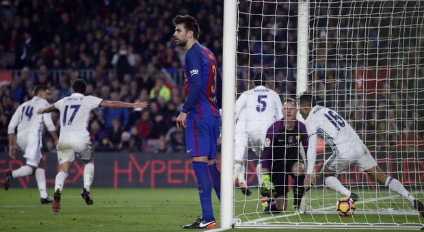 Suarez e Ramos firmano il Clasico: il Barça pareggia con il Real (1-1) e resta a -6