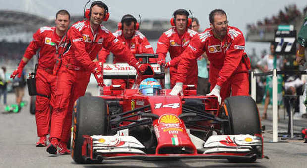 I meccanici del Cavallino spingono a Sepang la F14T di Alonso
