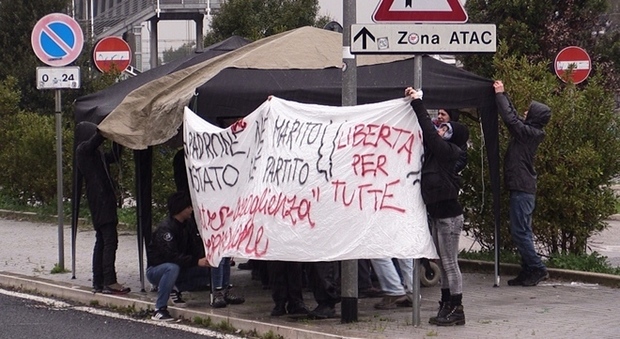 Roma, sit-in al Cie di Ponte Galeria: insulti ai giornalisti