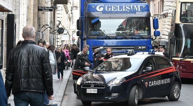 Roma, allarme a via del Corso, tir turco entra nella "green zone" fermato dai carabinieri. Il conducente: ignaro del divieto