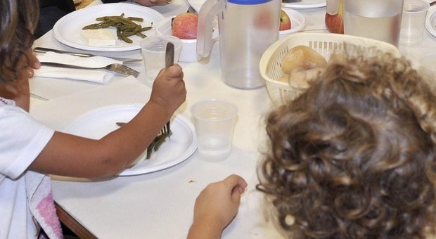 Larve e vermi nei piatti serviti alla mensa dei bambini: denuncia choc alle elementari