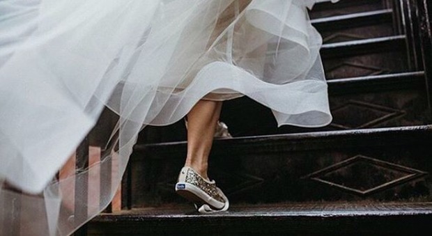 Moda, dalle espadrillas alle sneakers glitterate: 5 tipi di scarpe (comode) da sposa non convenzionali
