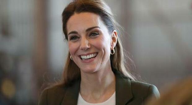 Kate Middleton schiarisce i capelli e si fa bionda, la nuova acconciatura la incorona icona di stile