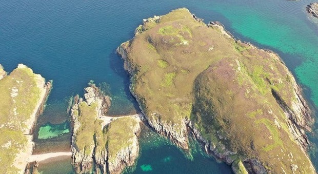 Scozia, isola disabitata e gioiello dalla natura incontaminata cerca padrone