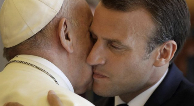 Papa Francesco e Macron: oltre un'ora di conversazione, al termine lo scambio di doni simbolici che fanno riferimento alla pace