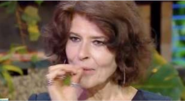 Fanny Ardant: «Ho detto di non aver mai mangiato ciccolato fondente? Avevo fumato»