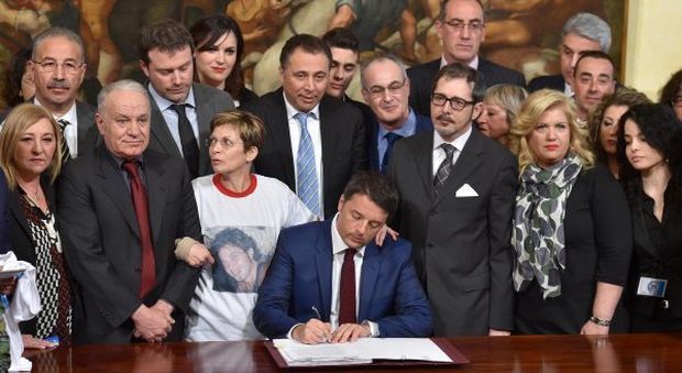 Renzi firma la legge sull'omicidio stradale