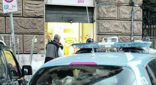 Roma, terrore al supermarket: commesso-eroe sventa la rapina