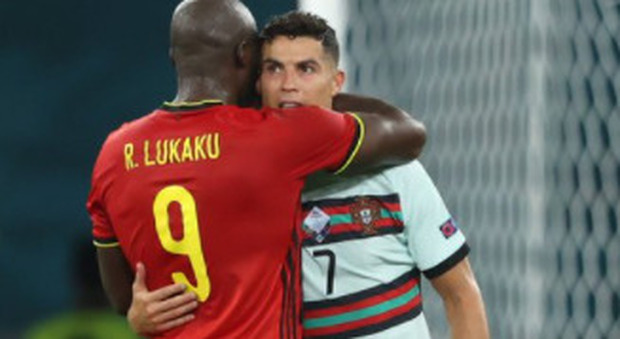 Cristiano Ronaldo e Lukaku, cosa si sono detti all'orecchio? L'abbraccio dopo Belgio-Portogallo scatena i social