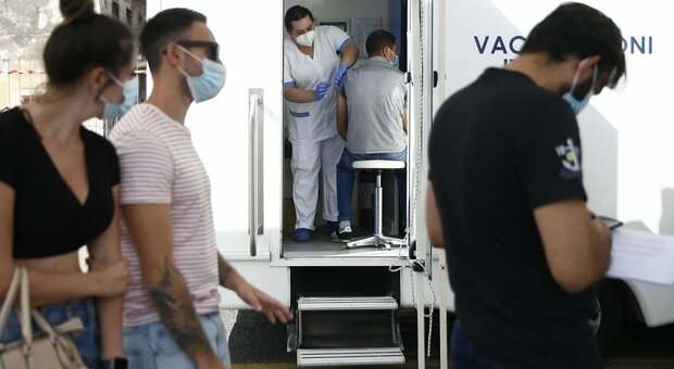 Lazio, oggi 474 casi (280 a Roma) e 3 morti. Calano i contagi, D'Amato: «Merito dei vaccini»