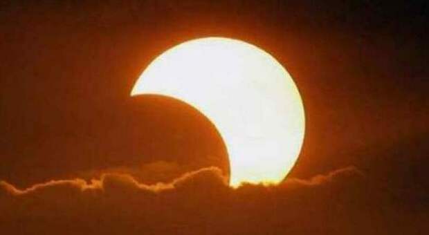 Eclissi solare domani 25 ottobre, sole oscurato in tutta Italia: come osservare lo spettacolo in sicurezza