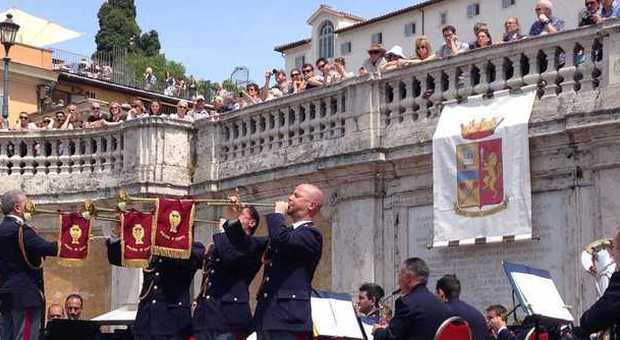 Piazza di Spagna, il concerto della polizia sulla scalinata di Trinita de' Monti