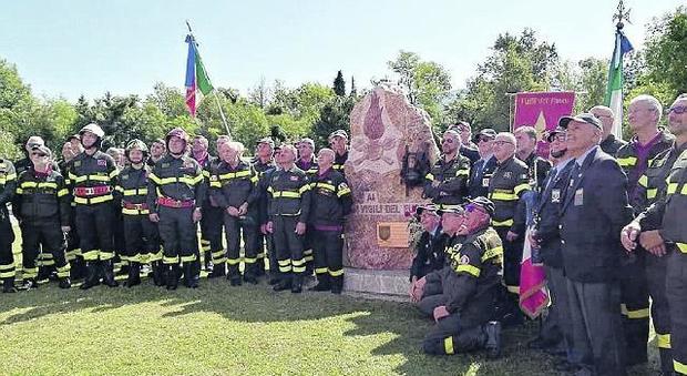 «Grazie pompieri»: la memoria in una statua