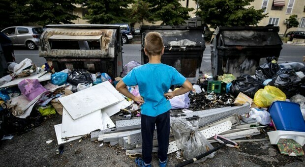 Roma, allarme rifiuti in strada: «C'è un rischio sanitario, ci sono. dati»