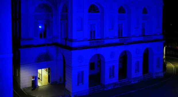 Il Teatro Nuovo di Spoleto illuminato d'azzurro in una passata iniziativa