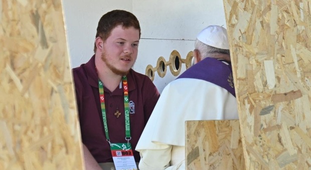 Samuel Basei confessato da papa Francesco alla Giornata mondiale della gioventù a Lisbona