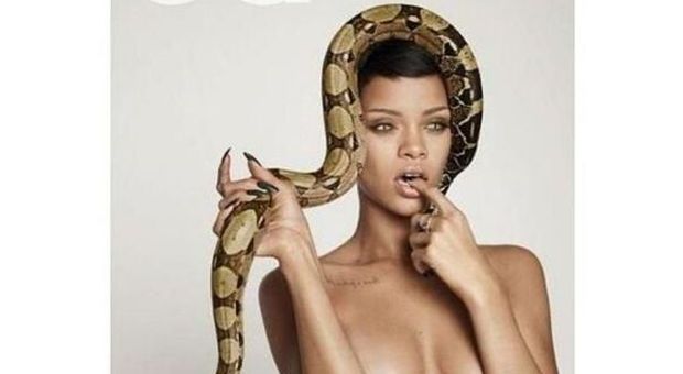 Rihanna hot provoca su Instagram e posa nuda con due serpenti