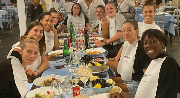 L'Italia volley femminile a cena sul Lungomare di Napoli