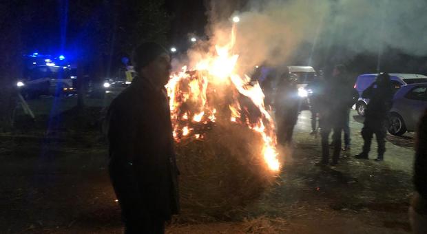 Balle di fieno in fiamme sull'Appia: protesta all'ippodromo di Capannelle