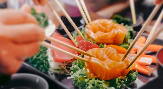 Mangiano sushi al ristorante, in 12 colpiti da Norovirus nel Trevigiano