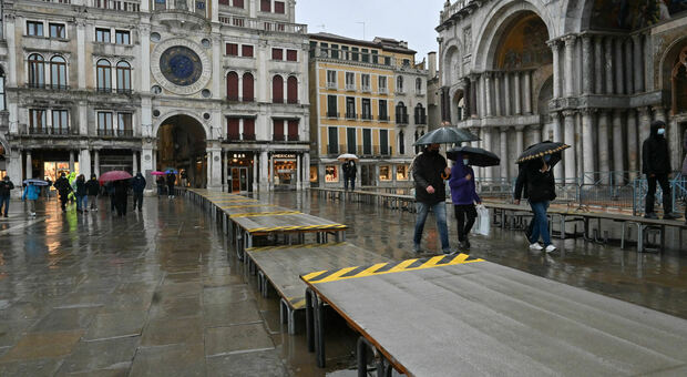 Acqua alta a Venezia: Piazza San Marco allagata. Il Mose non è stato azionato