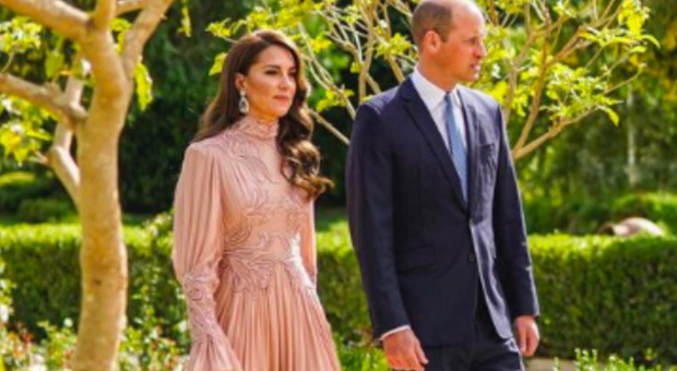 William e Kate al matrimonio dei reali di Giordania: la principessa e il rischio nascosto nel suo vestito