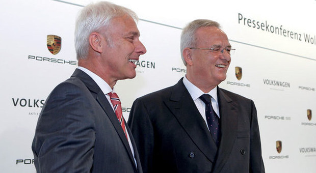 Il numero uno di Porsche Matthias Muller (a sinistra) e quello Volkswagen Martin Winterkorn