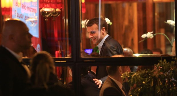 Francia, Macron festeggia al ristorante chic di Parigi: prime polemiche