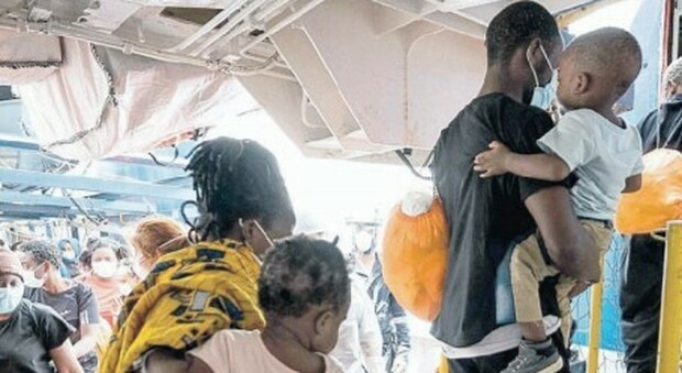Migranti, il premier assicura: svuotiamo subito Lampedusa. Oggi in Cdm aiuti per la Sicilia