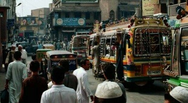 Bimbo fa la pipì in un tempio in Pakistan: rischia la pena di morte, ira Amnesty