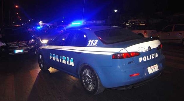 Napoli, agguato nella notte: colpi di pistola contro ristorante