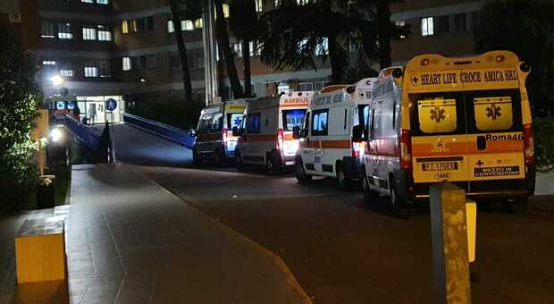 Ambulanze in fila al "Goretti"